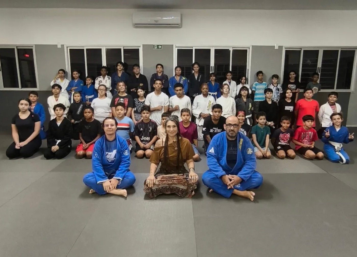 Alunos e professores do projeto social reunidos
